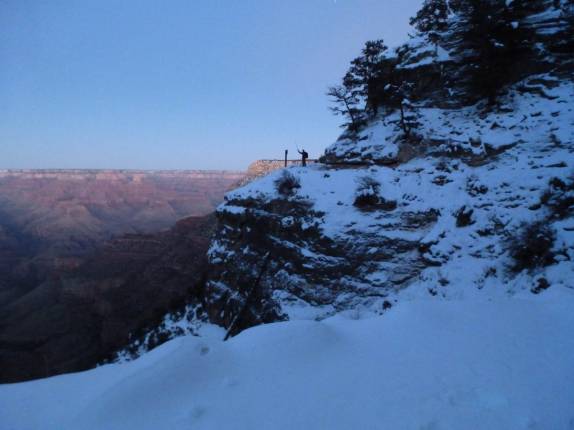 Já quase no alto, trecho de neve da trilha que sobre o Grand Canyon, no Arizona, nos Estados Unidos